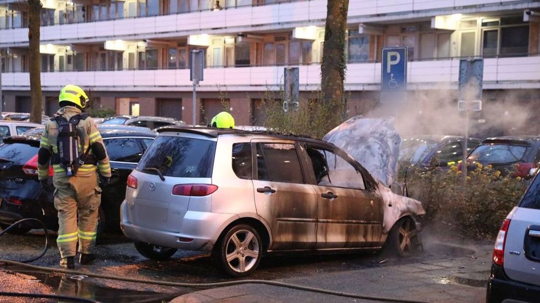 De brandweer kon de auto niet redden.