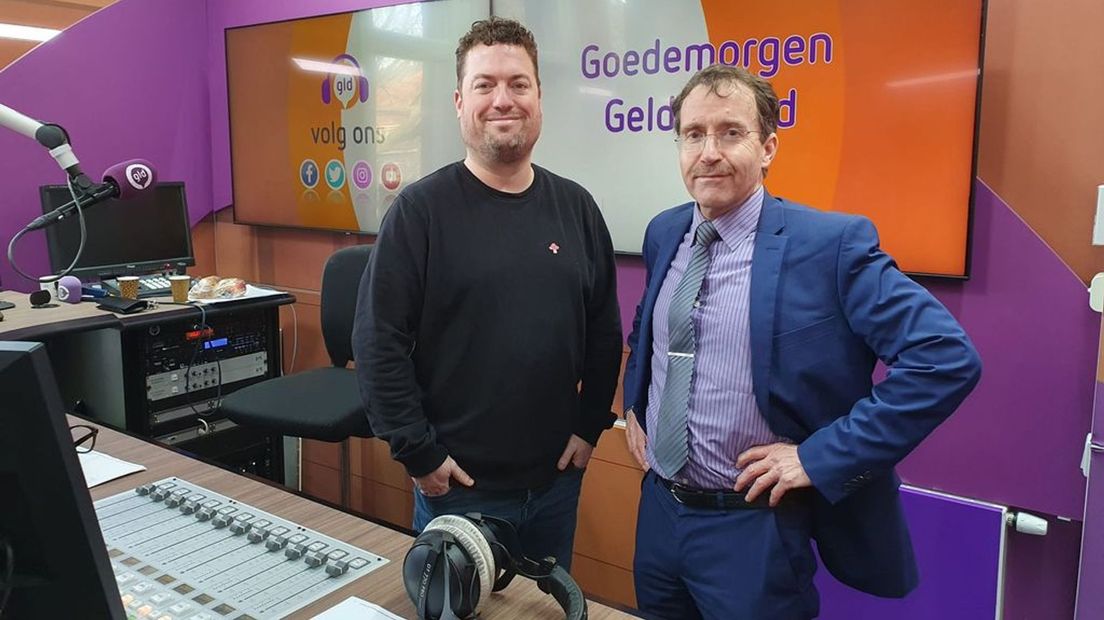 Luuk van der Veer (r) was dinsdagochtend te gast in de radiostudio van Omroep Gelderland