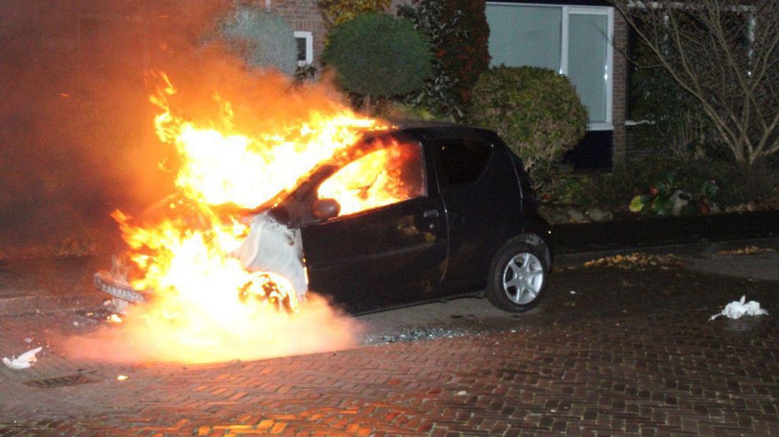 De auto brandde volledig uit (Rechten: Van Oost media)