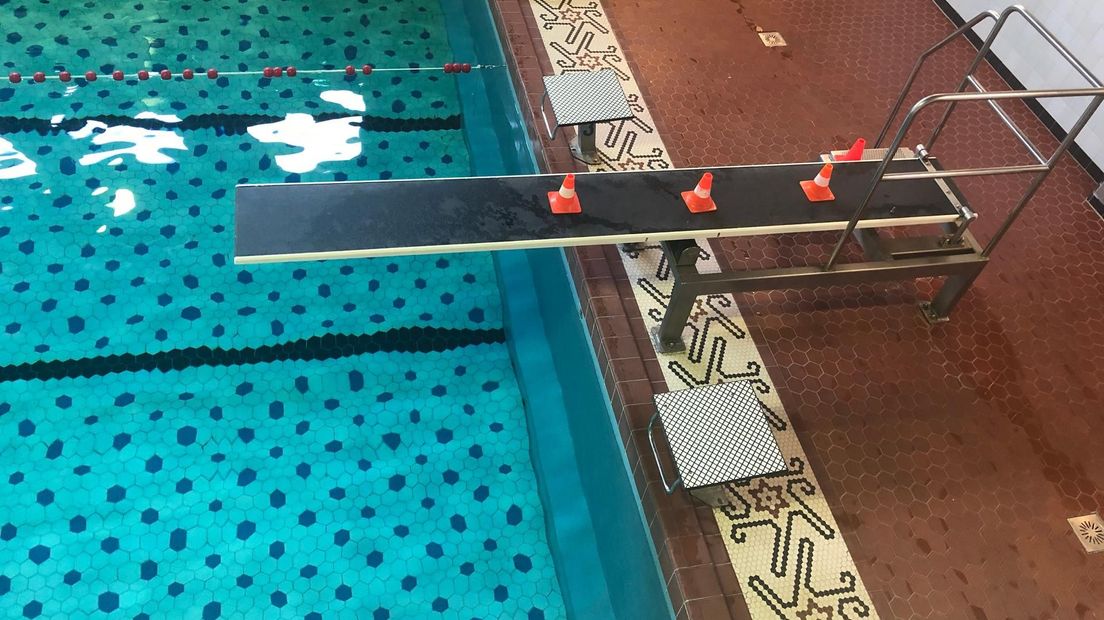 Een afgesloten duikplank in het Helperzwembad in Stad