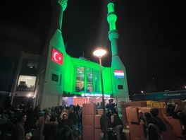 VIDEO: Honderden mensen komen dinsdagavond bij de Mevlana moskee bijeen om spullen te doneren aan de slachtoffers in Turkije