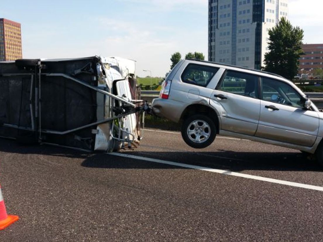 Gekantelde Caravan op de A16.