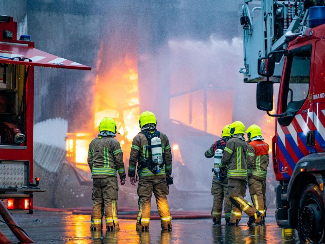 De brandweer is bezig met afrondende werkzaamheden
