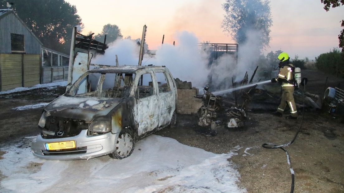 Carport, auto en paardentrailer verwoest door brand