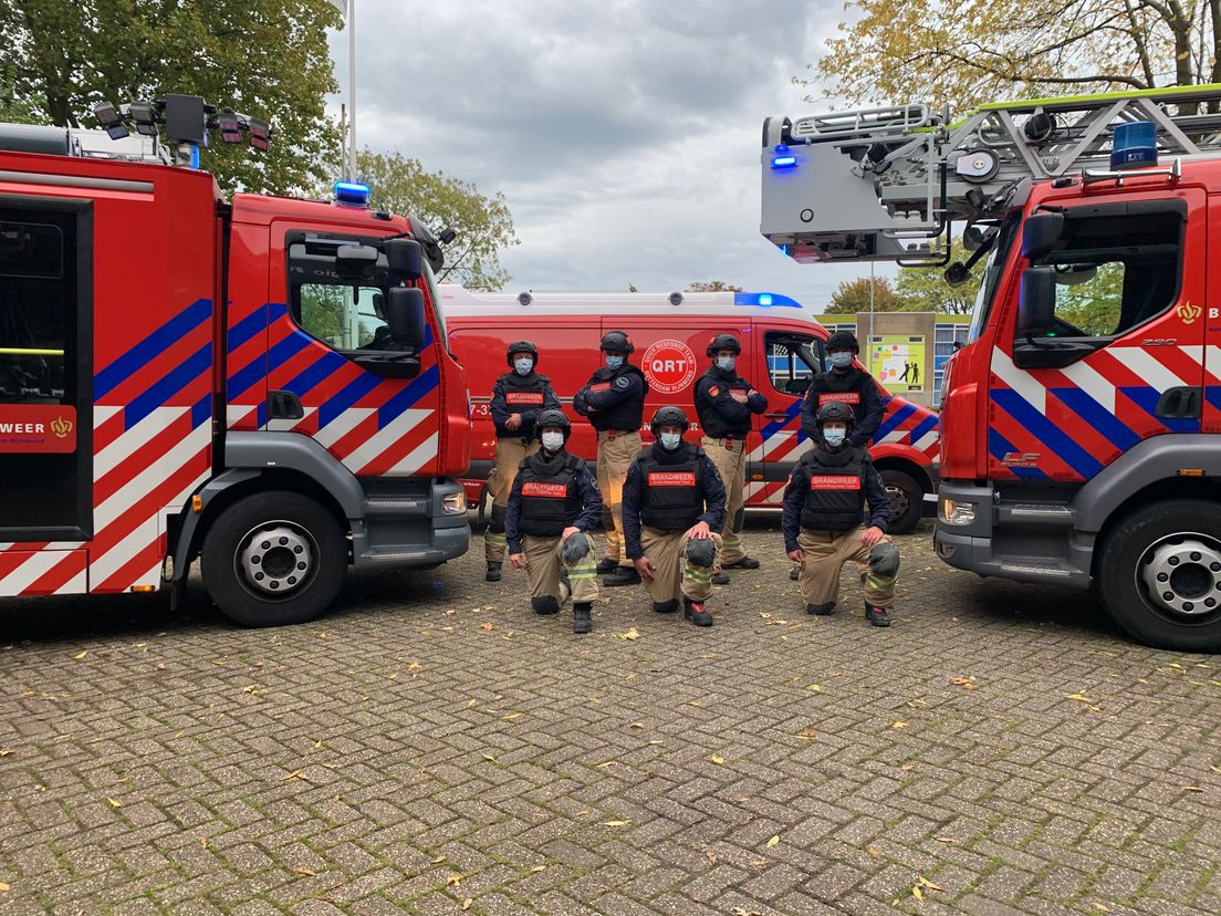 Brandweerlieden Rotterdamse kazerne Groene Tuin dansen de Jerusalema Challenge