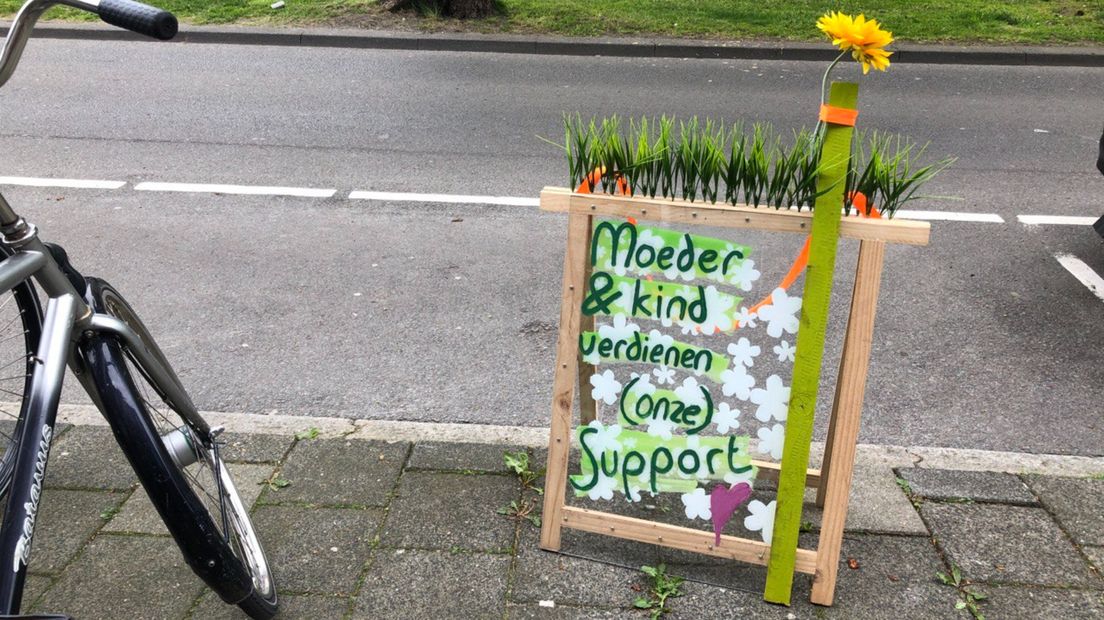 Een protestbord bij een demonstratie bij de Groningse abortuskliniek