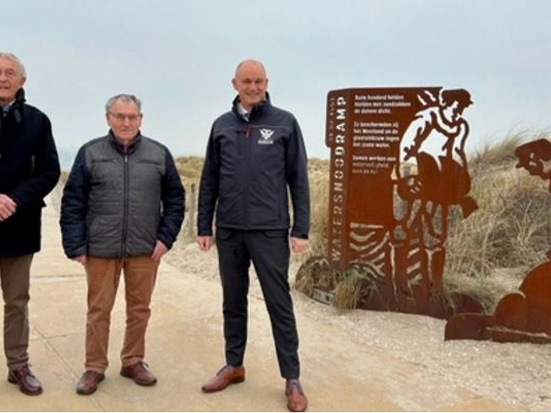 Hoogheemraad Peter Ouwendijk (r.) met zandzakdragers Wim van Oosten en Dirk van Beek, twee van de 104 helden die het Westland in 1953 voor een ramp behoedden.