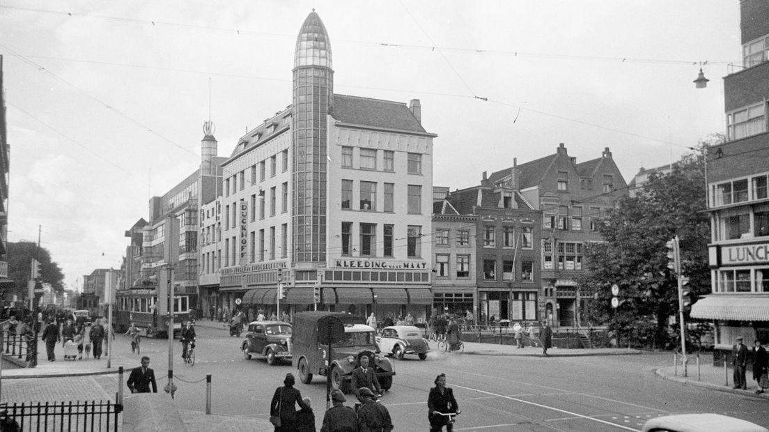 Foto uit 1948. Dit torentje is vandaag de dag nog altijd te zien op de hoek van de Oudegracht met de Lange Viestraat.