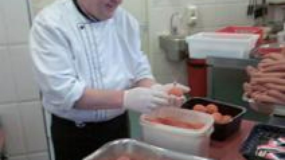 Slager verkoopt oranje gehaktballen