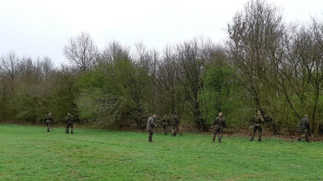 Politie in Zwolle zoekt in bos naar wapens van schietpartijen