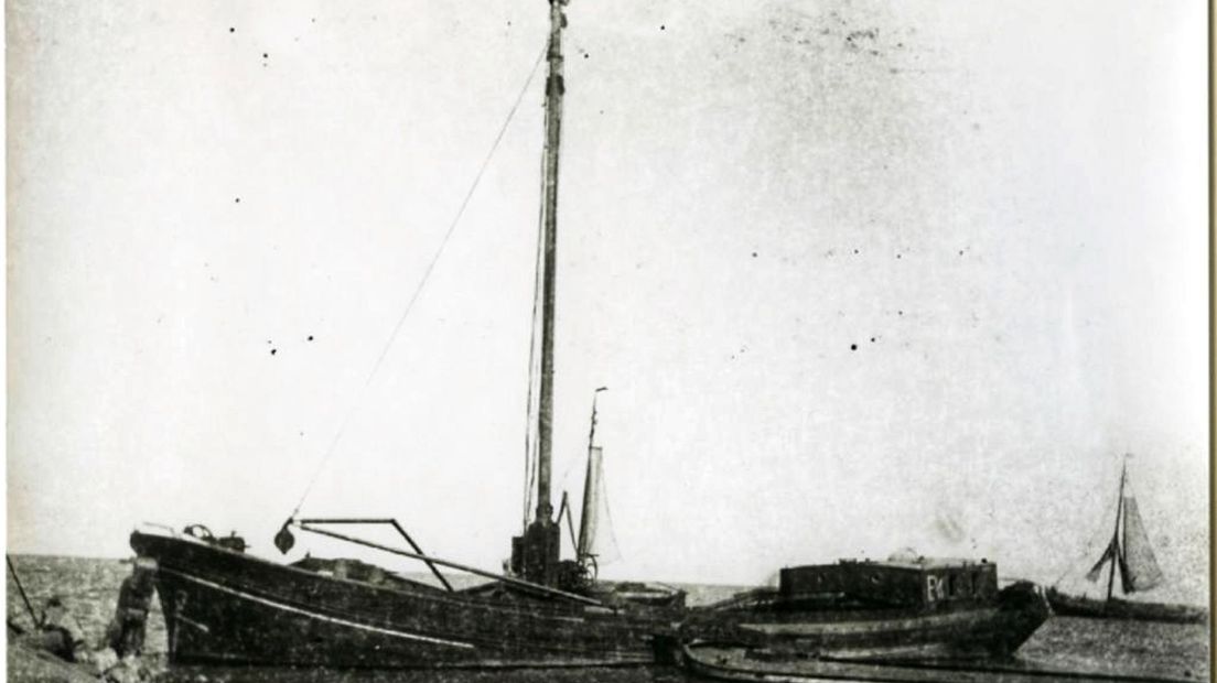 Gezonken boten aan de kop van de Spakenburgse haven