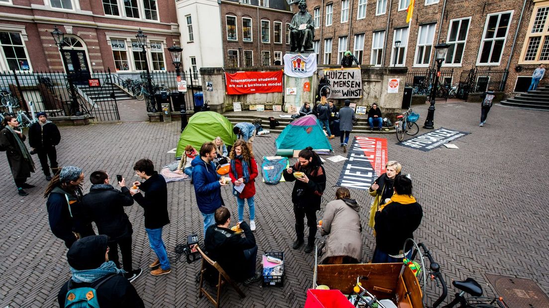 Maart 2018: Studenten demonstreren op het Janskerkhof in Utrecht tegen de woningnood in de stad. Er wordt speciaal aandacht gevraagd voor internationale studenten, die vaak niet een kamer of woning kunnen komen.