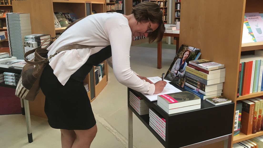 Het condoleanceregister voor Renate Dorrestein wordt getekend