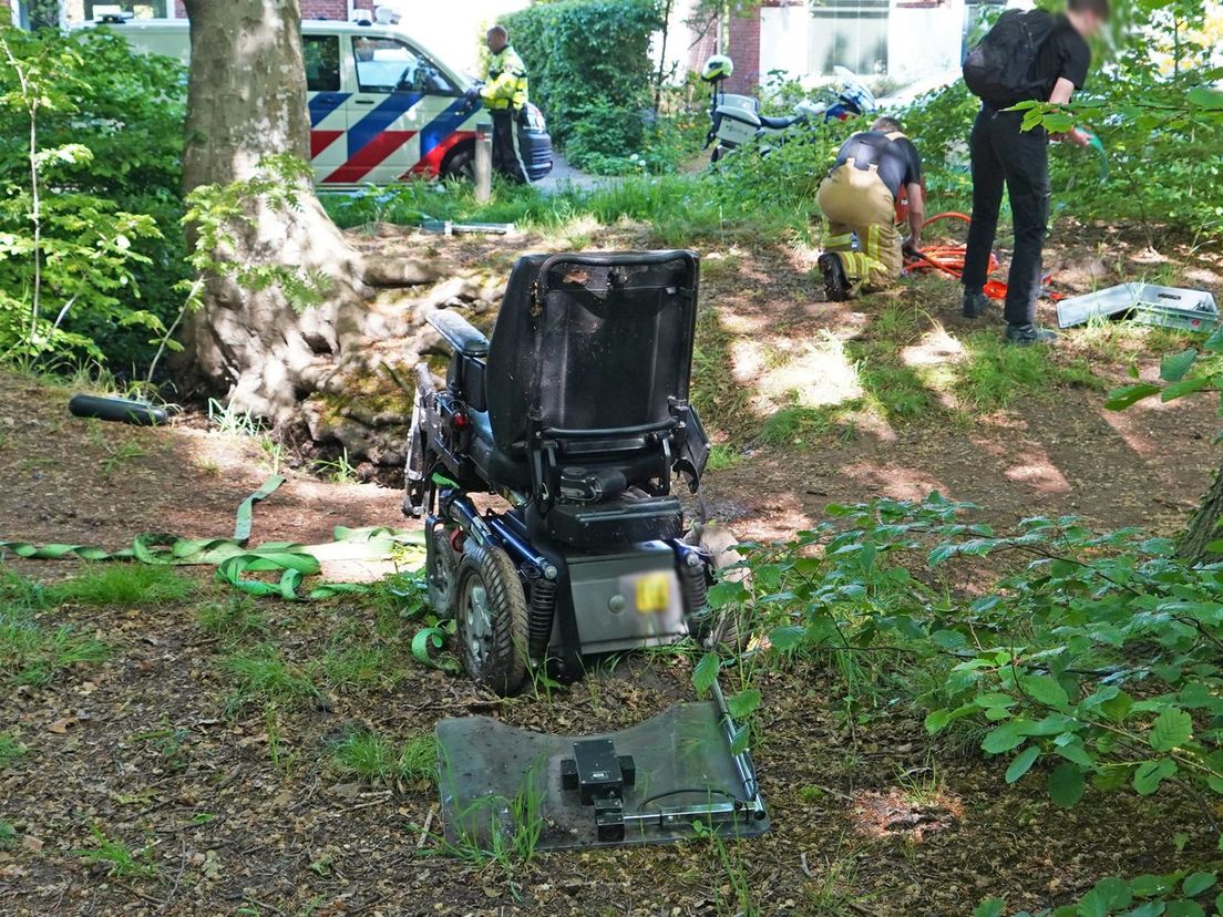Elektrische rolstoel in modderpoel