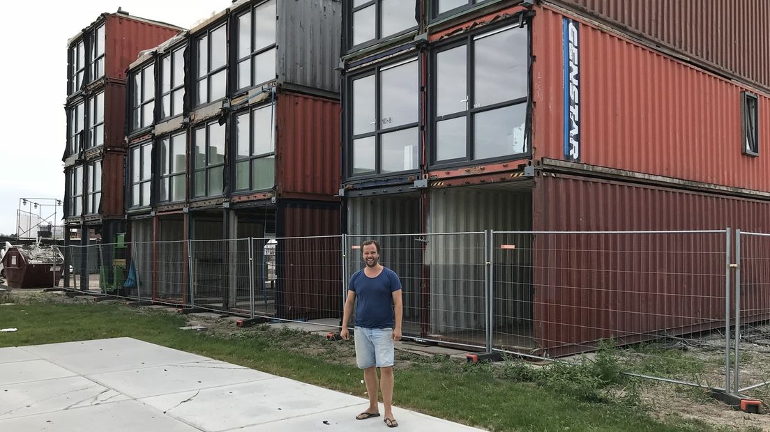 Ondernemer Willem Straat bij het containerhotel, dat in oktober gebruiksklaar moet zijn.