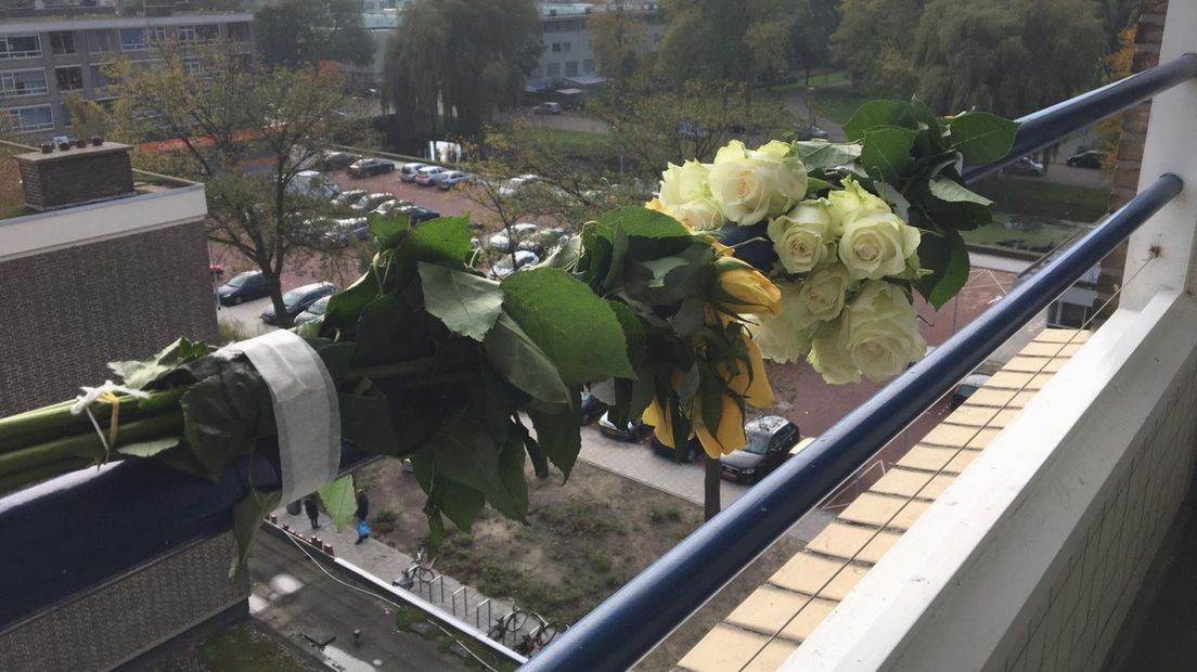 Bloemen op de galerij bij het flatgebouw
