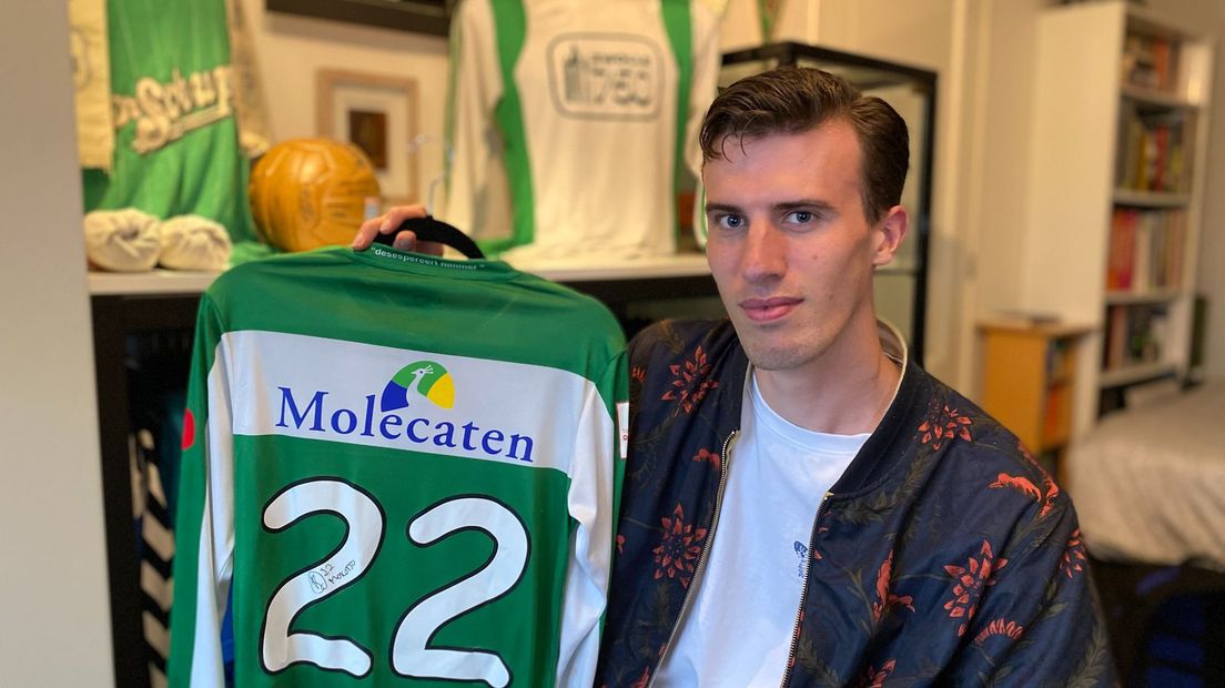 Ruben heeft zijn eerste shirt in handen van Kamohelo Mokotjo