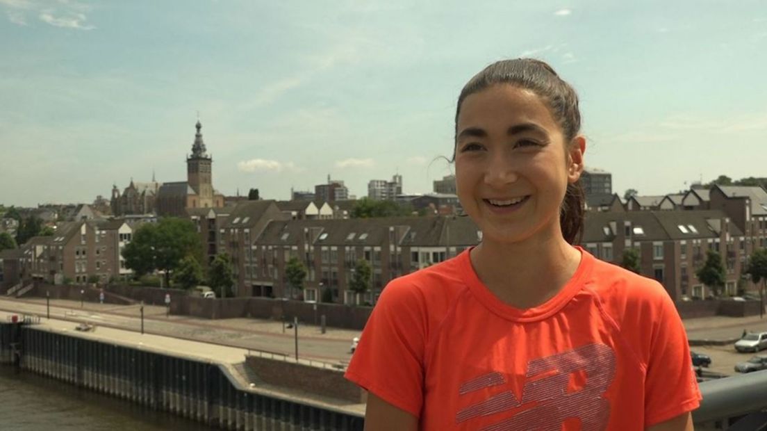 Jasmijn Lau met op de achtergrond het centrum van Nijmegen