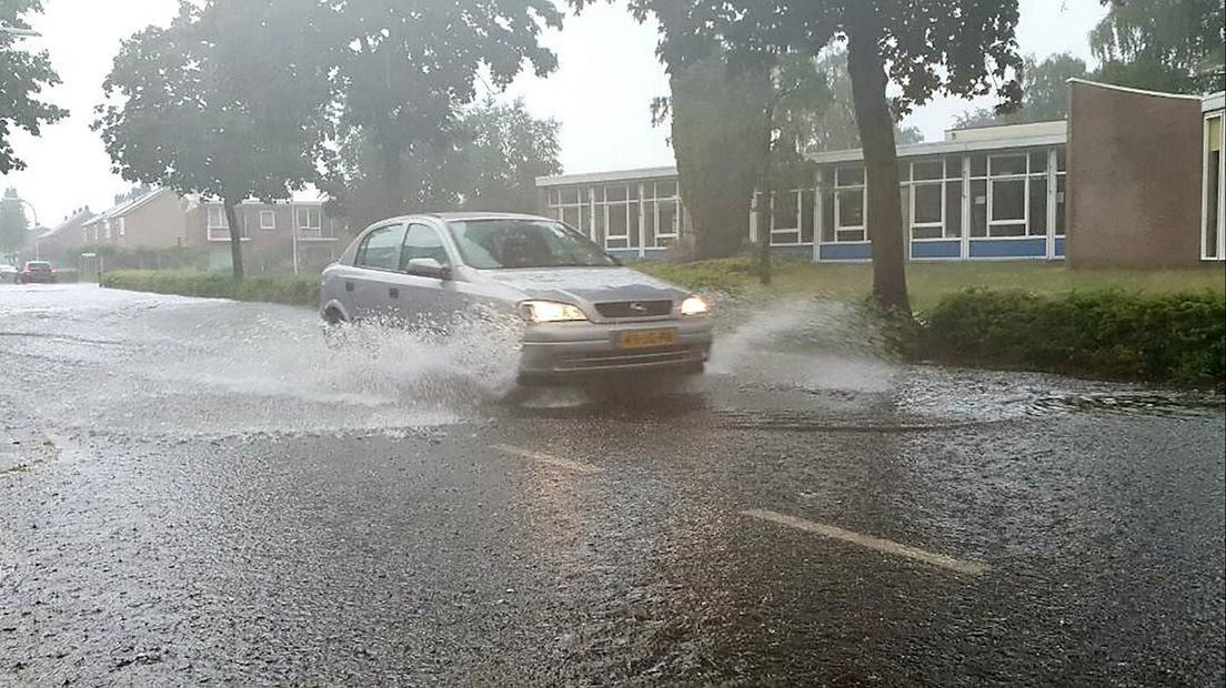 Ook in Hengelo staan enkele straten vol regenwater