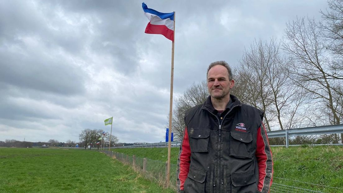 Ard Eshuis laat zijn omgekeerde vlaggen nog hangen