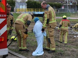 112-nieuws | Kinderen uit blubber bevrijd door brandweer - Bestuurder bestelbus klapt op auto