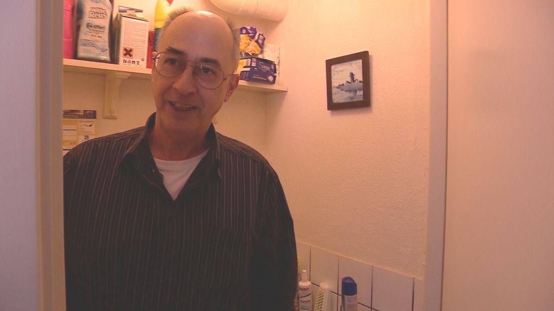 Actievoerder Carlo de Groff in het kleinste kamertje van zijn huis: "Woongoed vindt de wc's te klein. Voor ons is ie groot genoeg."