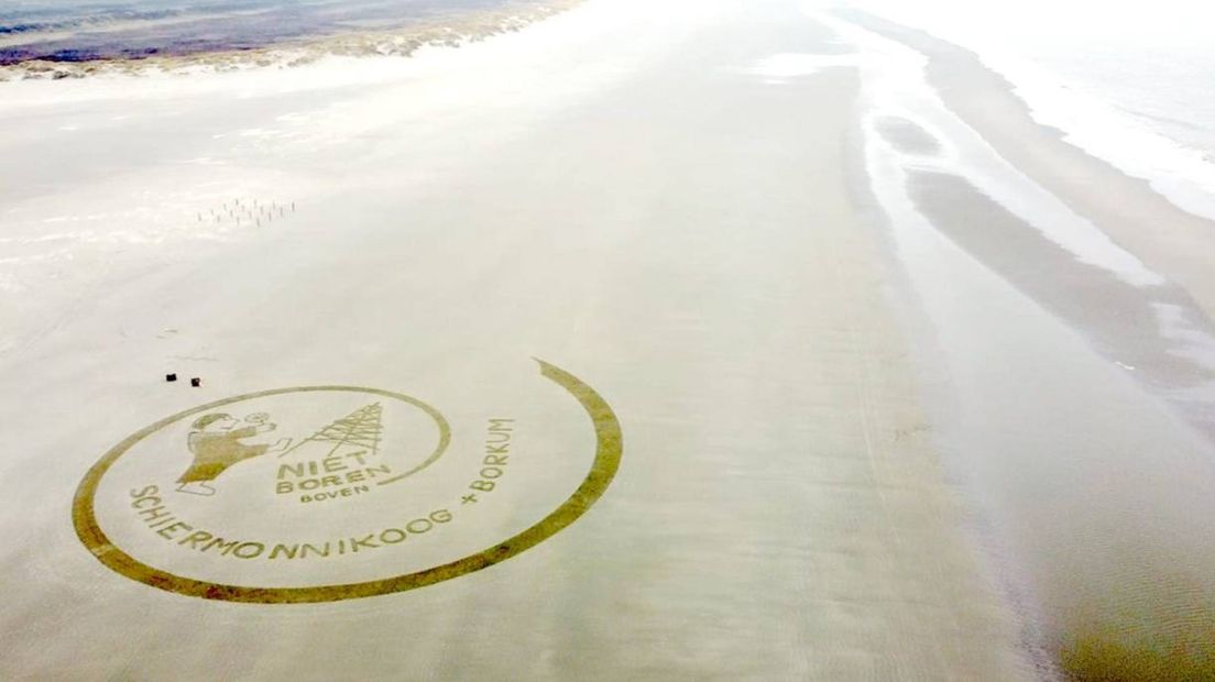 Werkgroep Horizon Schiermonnikoog protesteerde met een grote tekening op het strand van Schiermonnikoog tegen de vergunning om aardgas te winnen vlak boven het eiland
