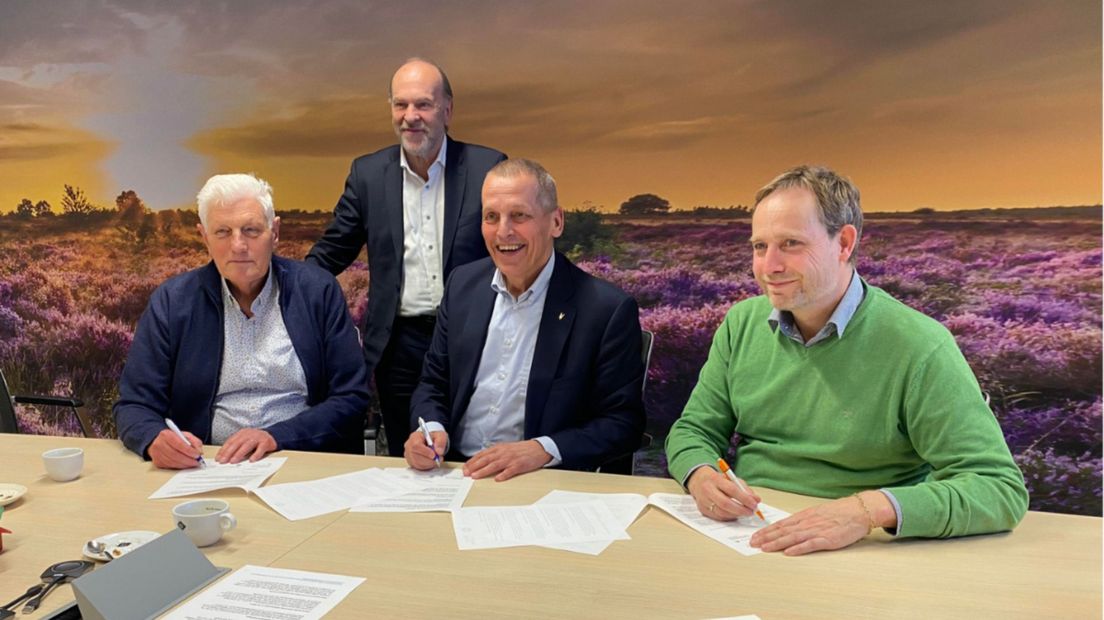 De fractievoorzitters van Sociaal Leusden, Lokaal Belangrijk en CDA tekenen het nieuwe coalitieakkoord.