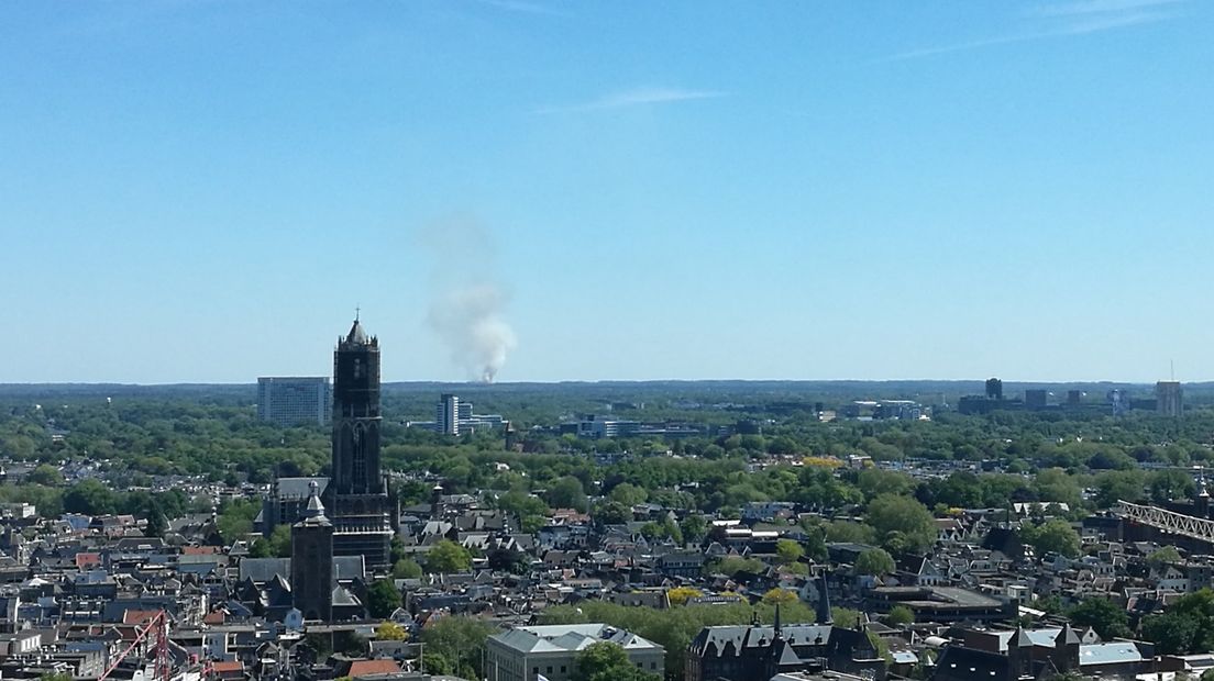 De rookpluimen zijn zelfs vanaf het stadskantoor in Utrecht te zien.