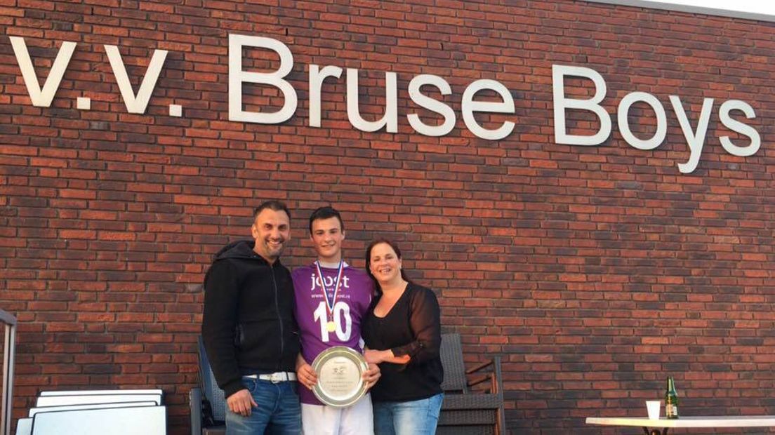 Yarick Dorst van Bruse Boys met de kampioensschaal die hij won in het seizoen 2016/17