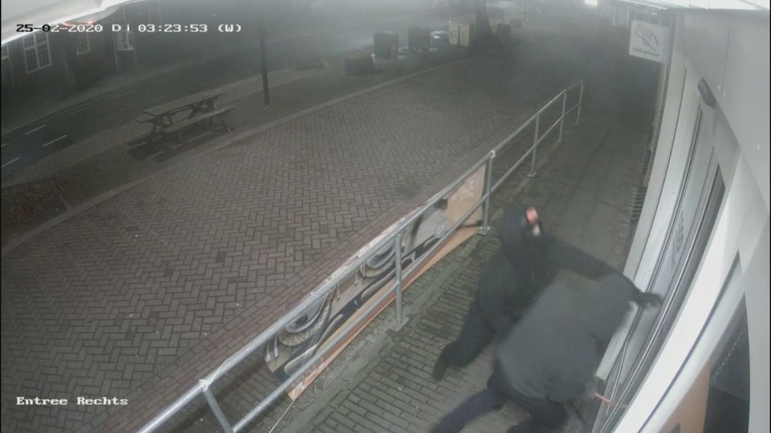 De twee mannen proberen de deur van de supermarkt in Luttenberg open te krijgen