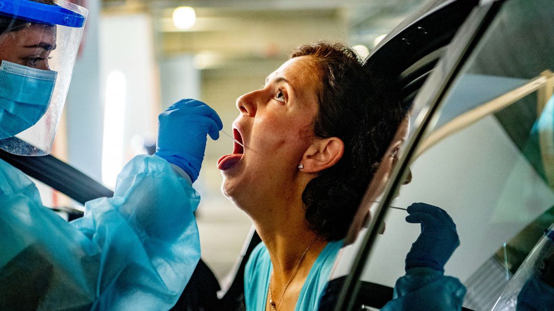 Een vrouw laat zich testen op corona