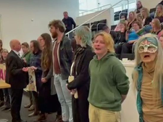 Haagse gemeenteraadsvergadering verstoord door zingende actievoerders