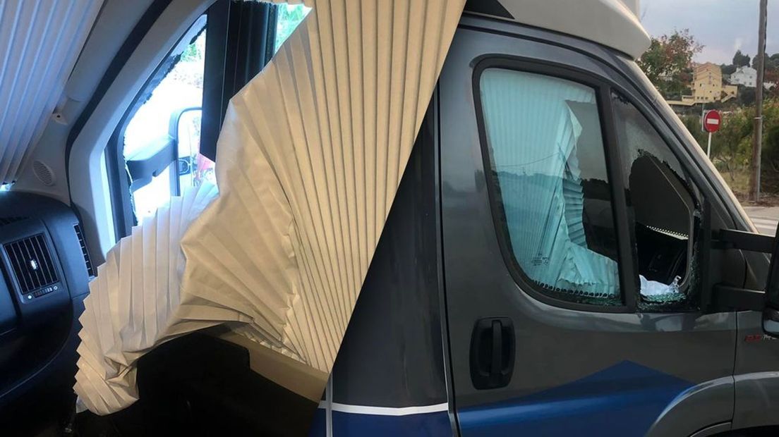 De dieven hebben een ruit ingetikt aan de zijkant van de camper.