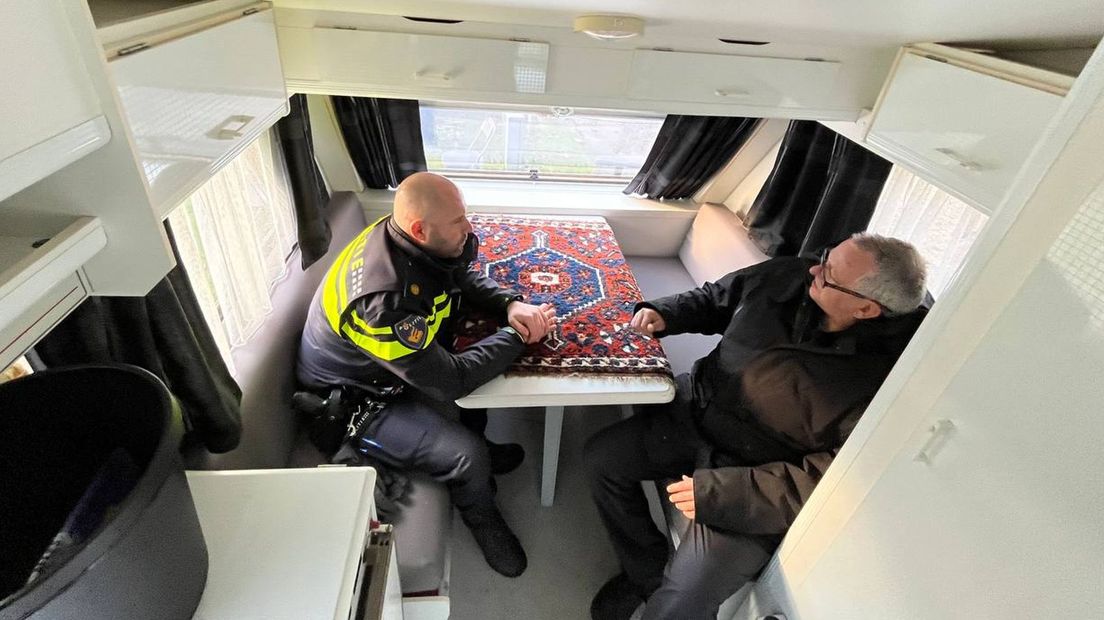 Wijkagent Elferink en buurtbewoner Jan