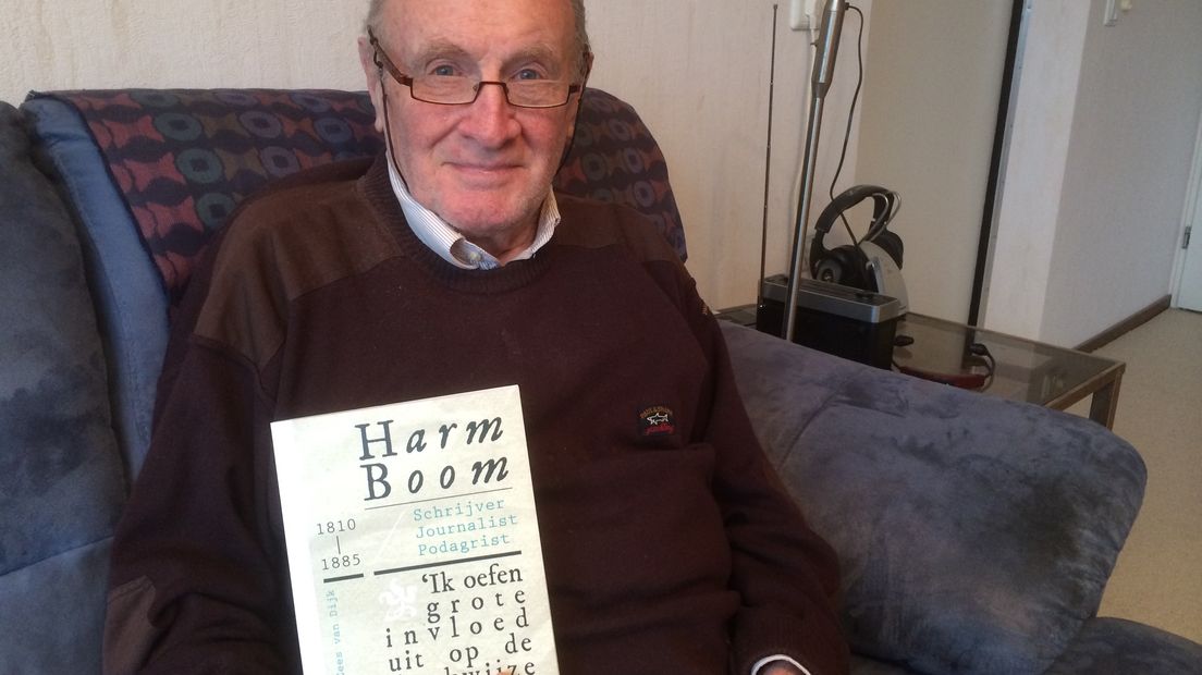 Cees van Dijk met zijn boek over Harm Boom