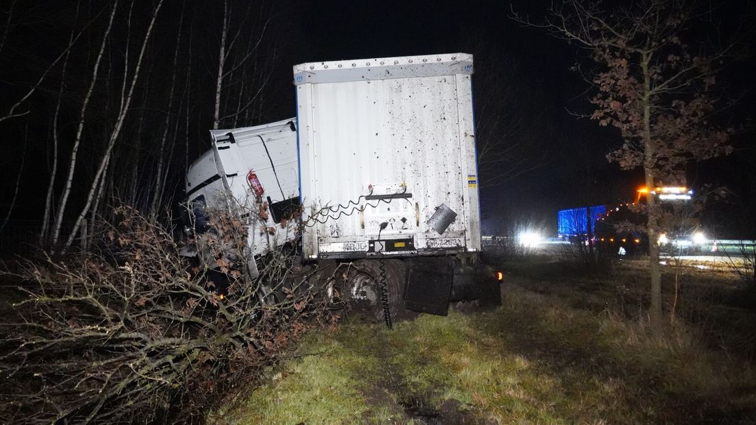 De vrachtwagen in de berm