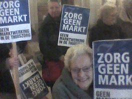 Boze ouderen op bezoek bij wethouder