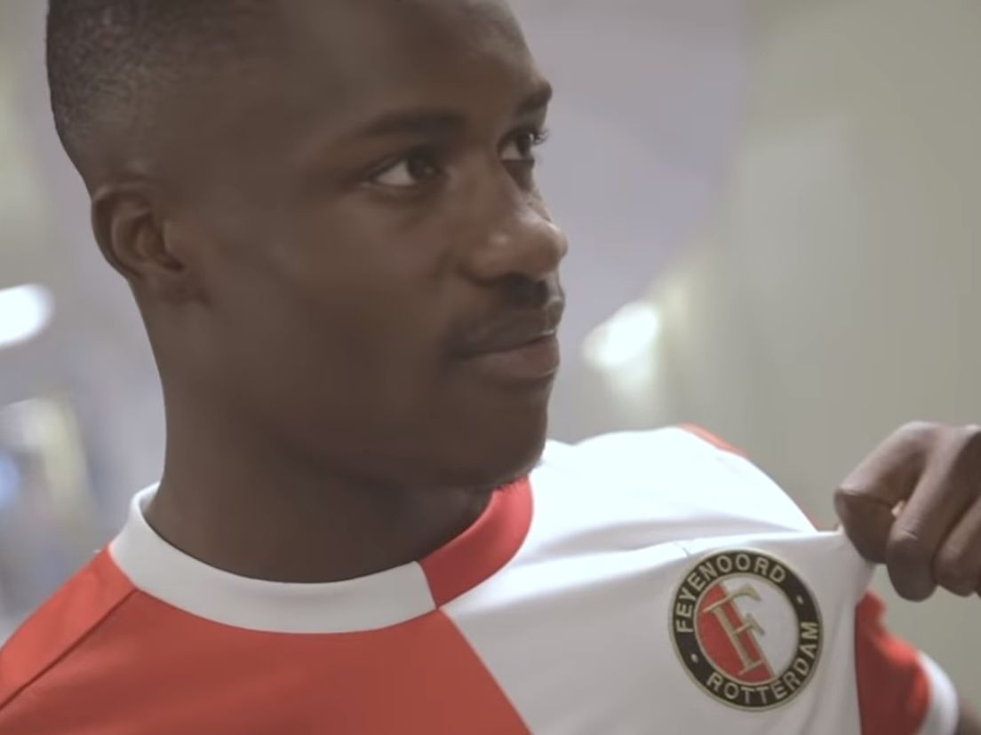 Christian Conteh showt het shirt van Feyenoord bron: YouTube Feyenoord