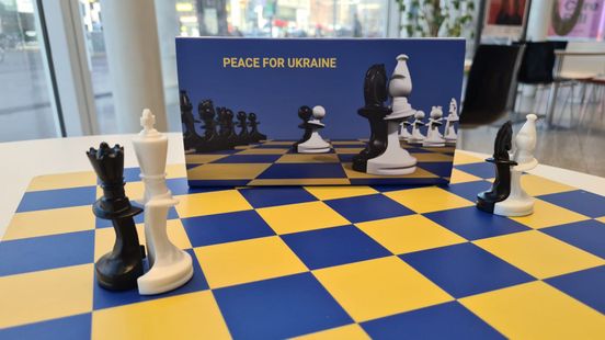 armoede schotel Tijdens ~ Felix maakt schaakbord voor Oekraïne: wie als eerst de koning knuffelt wint  - Den Haag FM