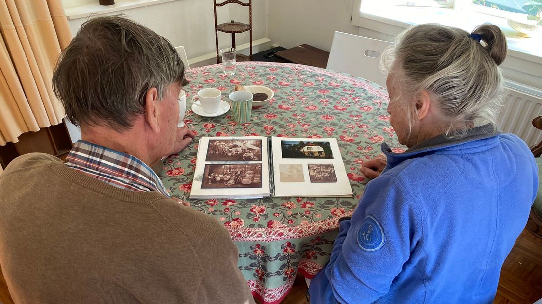Meneer en mevrouw de Jong hebben nog foto's van hoe het huis eruit zag zo'n honderd jaar geleden