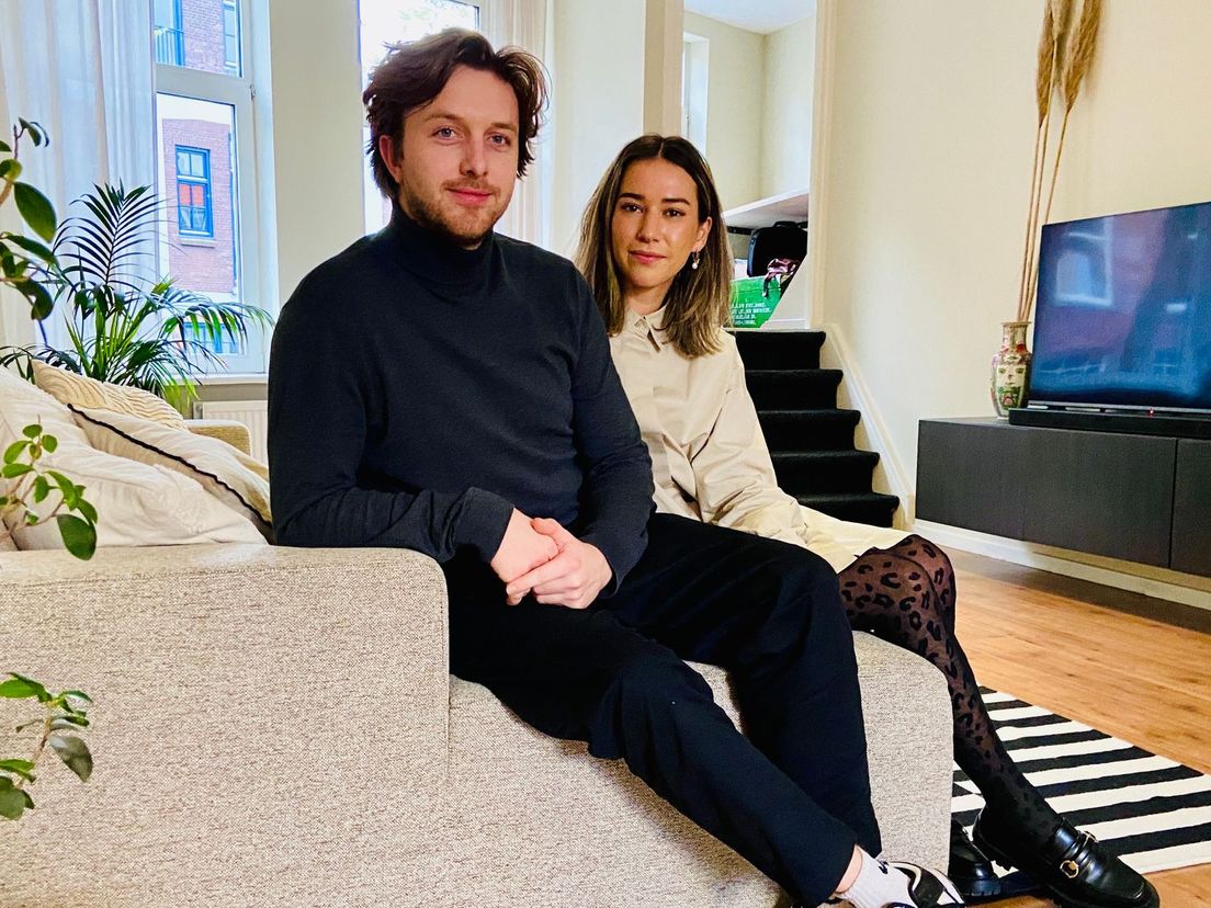 Lars (30) en Lizzy (27) op de bank in hun eerste eigen huis | Foto: