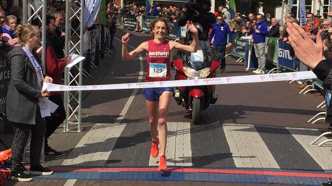 Hinke Schokker pakt de zege in een parcoursrecord