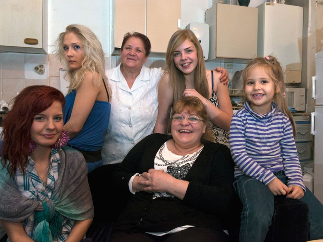 Emiliya omringd door familie (foto Joop Reijngoud)