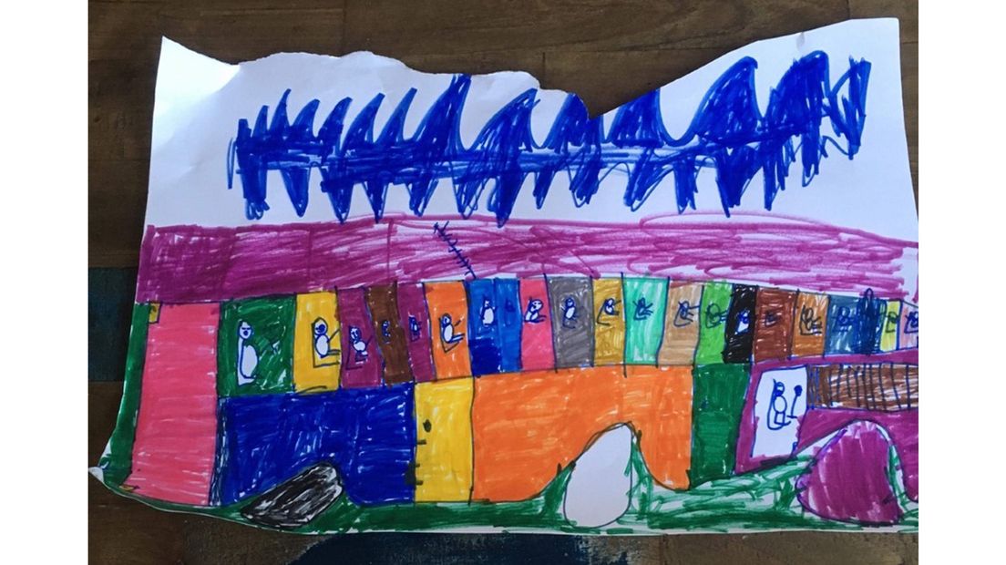 Een bus met passagiers, getekend door Daan op 5-jarige leeftijd