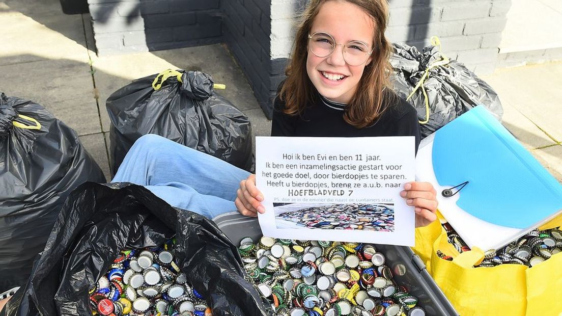 Evi tussen alle bierdopjes