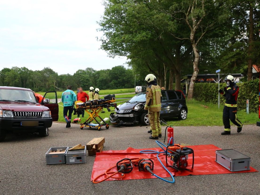 Het ongeluk gebeurde op de splitsing van de Gieterweg en de Grensweg (Rechten: Van Oost Media)