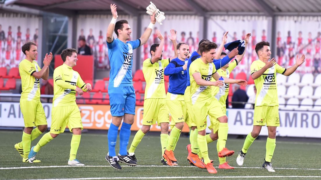 Hoek viert de 1-3 zege in Amsterdam