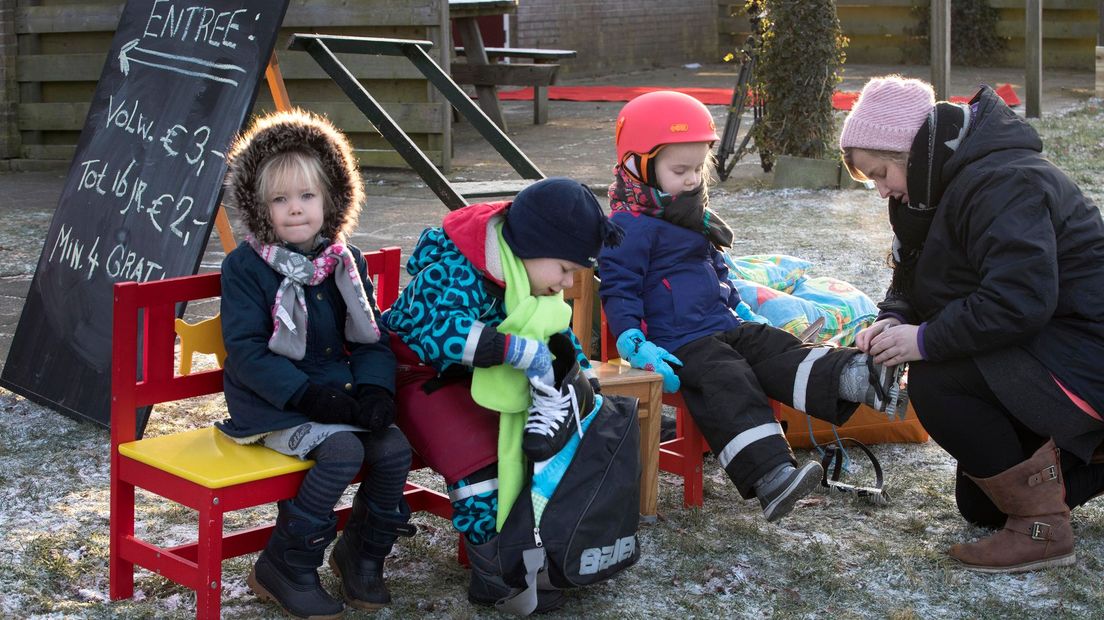 Kinderen bij de ijsbaan in Noordlaren (archief)