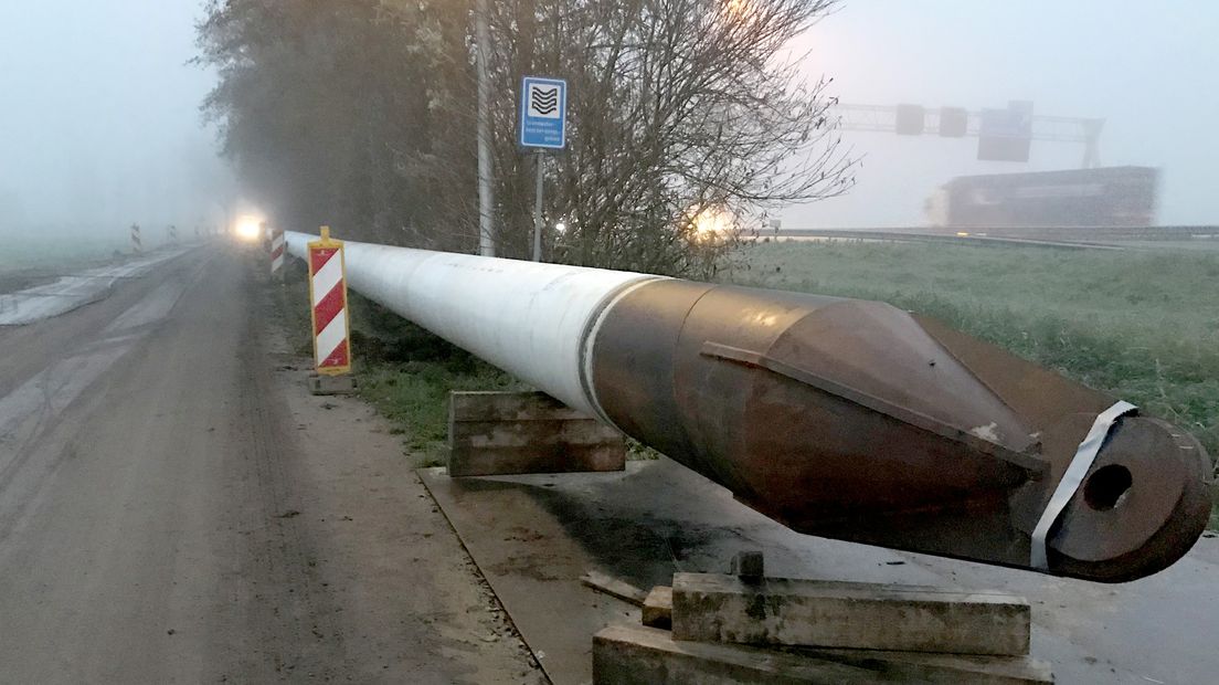 De nieuwe waterleiding wordt vanmiddag ingehesen.